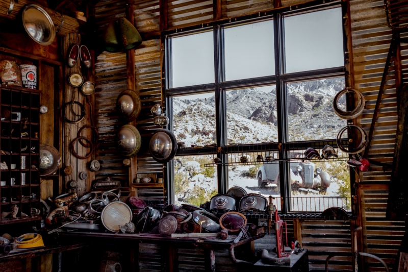 cordonnerie-TOURRETTES SUR LOUP-min_shop_window_part_junk_abandoned-138873